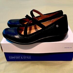Life Stride Velocity - with memory foam 
Black - Size 8 1/2
NEW in box